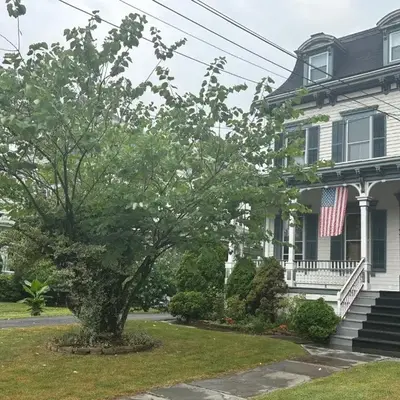 2Br Private Victorian Apartment in City location on half acre Sleeps 5