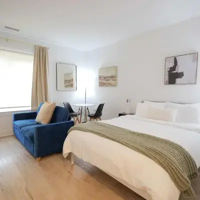 Skyline Luxe Haven Studio - Easy Access to NYC